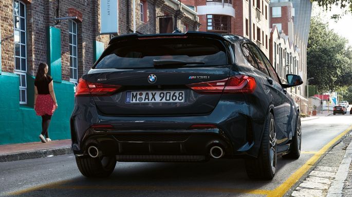 BMW M135i xDrive, Heckansicht. BMW M135i xDrive in Saphirschwarz metallic Heckansicht parkend.