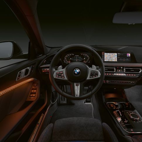 BMW M135i xDrive, Cockpit. BMW M135i xDrive Premium-Interieur mit illuminierten Interieurleisten.