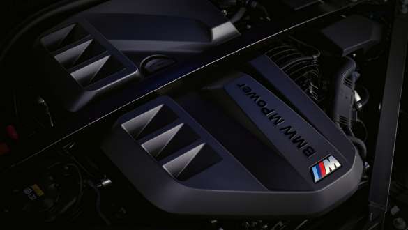 High-Performance BMW M TwinPower Turbo Reihen-6-Zylinder Benzinmotor BMW M4 Competition Cabrio mit M xDrive G83 2021 BMW M4 Competition Cabrio mit M xDrive G83 2021 High-Performance BMW M TwinPower Turbo Reihen-6-Zylinder Benzinmotor Nahaufnahme Motorabdeckung