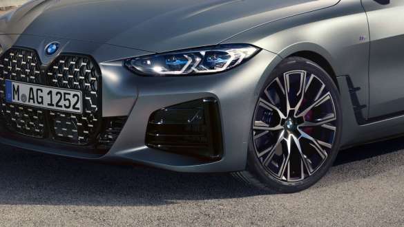 Adaptives M Fahrwerk BMW M440i xDrive Gran Coupé G26 2021 Adaptives M Fahrwerk BMW M440i xDrive Gran Coupé G26 2021 BMW Individual Frozen Pure Grey metallic Dreiviertel-Frontansicht Nahaufnahme
