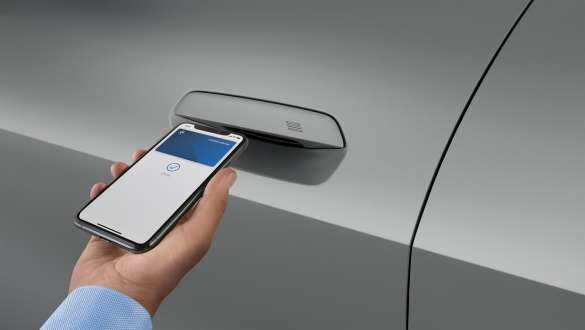 BMW Digital Key BMW M440i xDrive Gran Coupé G26 BMW Digital Key BMW M440i xDrive Gran Coupé G26 Autotür mit Smartphone