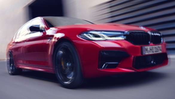 BMW M5 Competition mit M xDrive F90 2020 Dreiviertel-Frontansicht BMW M5 Competition mit M xDrive F90 LCI Facelift 2020 BMW Individual Imola Rot Dreiviertel-Frontansicht fahrend
