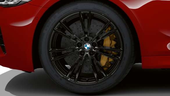 BMW M5 Competition mit M Carbon-Keramik-Bremse F90 2020 BMW M5 Competition mit M Carbon-Keramik-Bremse F90 LCI Facelift 2020 BMW Individual Imola Rot Nahaufnahme Rad