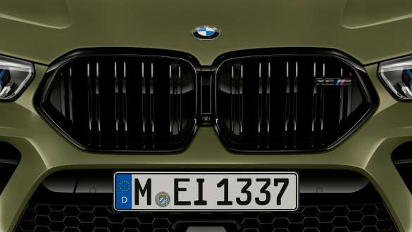 M spezifisches Frontziergitter des BMW X6 M Competition F96 M Kieme BMW X6 M Competition F96 2020 SUV BMW Individual Sonderlackierung Urban Green Exterieur