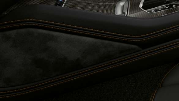 Kniepads im BMW X6 M Competition F96 Kniepads BMW X6 M Competition F96 2020 SUV Innenraum Nahaufnahme