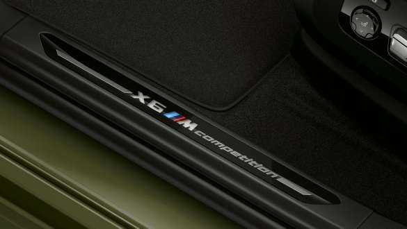 Einstiegsleisten mit „X6 M Competition“-Schriftzug im BMW X6 M Competition F96 Einstiegsleisten mit „X6 M Competition“-Schriftzug BMW X6 M Competition F96 2020 SUV Nahaufnahme
