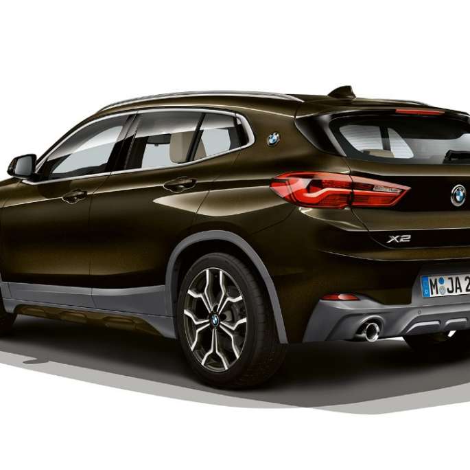 Dreiviertel Heckansicht BMW X2 sDrive20i Modell M Sport X BMW X2 sDrive20i Modell M Sport X 2018 F39 Sparkling Storm Brillanteffekt Dreiviertel Heckansicht