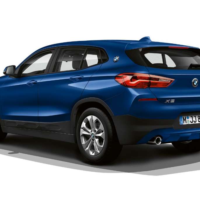 Dreiviertel Heckansicht BMW X2 sDrive20i Modell Advantage BMW X2 sDrive20i Modell Advantage 2018 F39 Mediterranblau metallic Dreiviertel Heckansicht