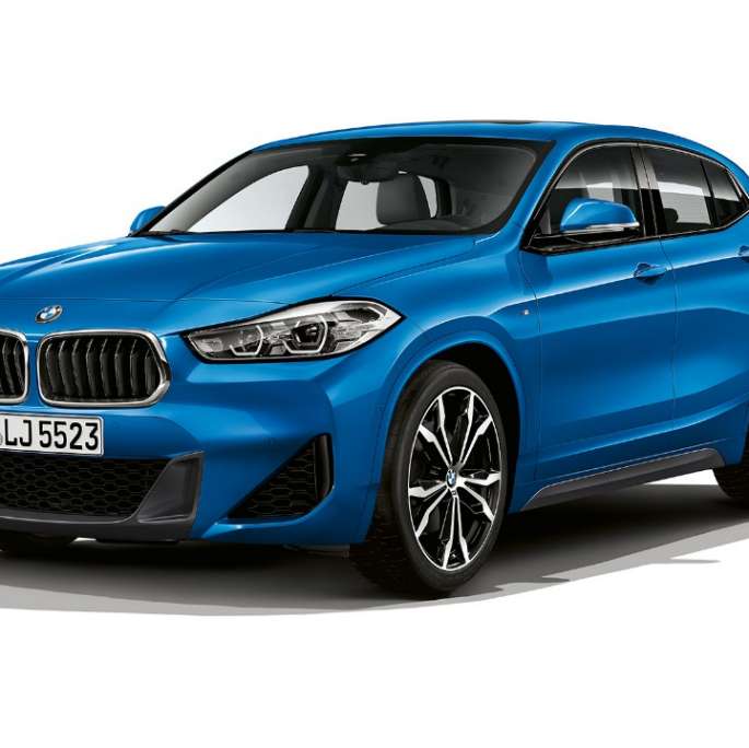 Dreiviertel Frontansicht BMW X2 sDrive20i Modell M Sport BMW X2 sDrive20i Modell M Sport 2018 F39 Misano Blau metallic Dreiviertel Frontansicht