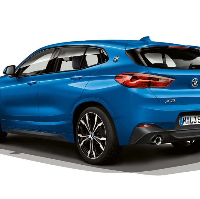 Dreiviertel Seitenansicht BMW X2 sDrive20i Modell M Sport BMW X2 sDrive20i Modell M Sport 2018 F39 Misano Blau metallic Dreiviertel Seitenansicht