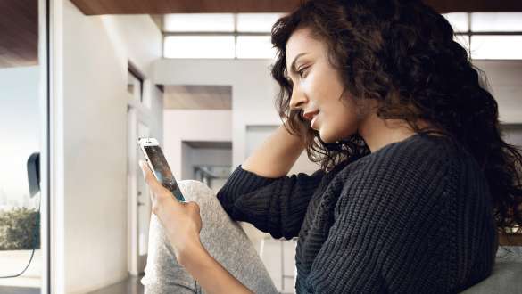 Frau bedient BMW Connected App Frau bedient eDrive Remote Services mit der BMW Connected App