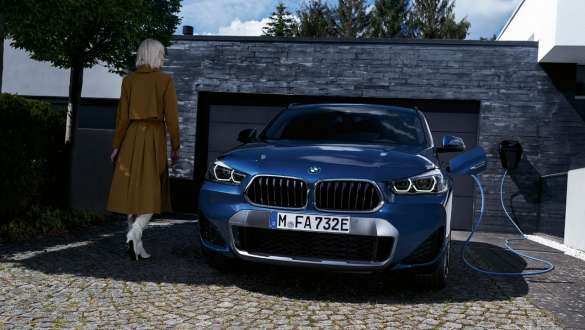 Plug-In Hybrid BMW X2 xDrive25e F39 Frontansicht vor Garage Plug-In Hybrid BMW X2 xDrive25e F39 Frontansicht vor Garage mit Model