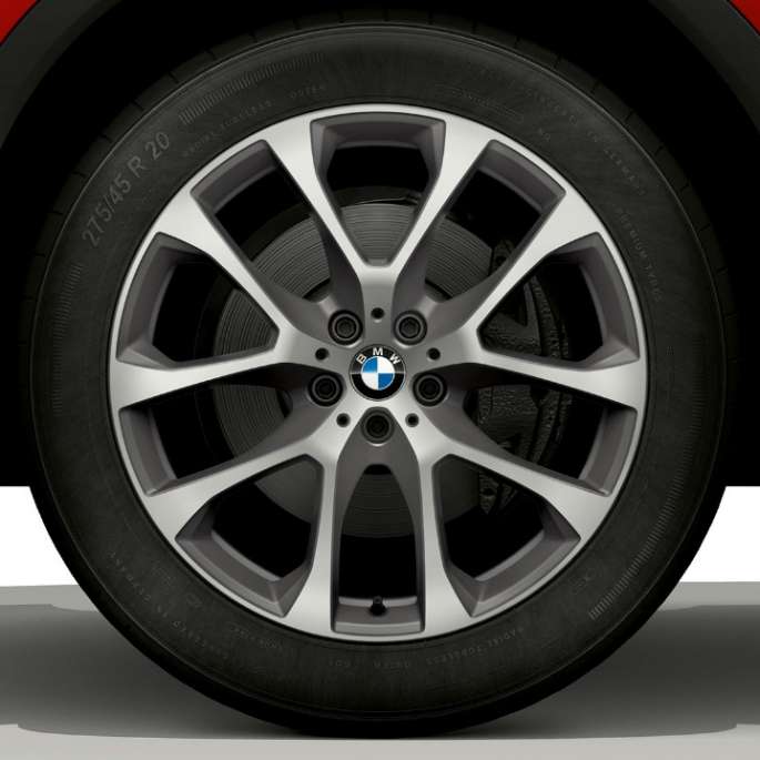 BMW X6 mit BMW xLine, Leichtmetallrad. BMW X6 mit BMW xLine mit Fokus auf Leichtmettalrad.