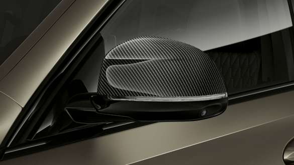 M Carbon Spiegelkappen. BMW X6 mit Nahaufnahme der M Carbon Spiegelkappen.