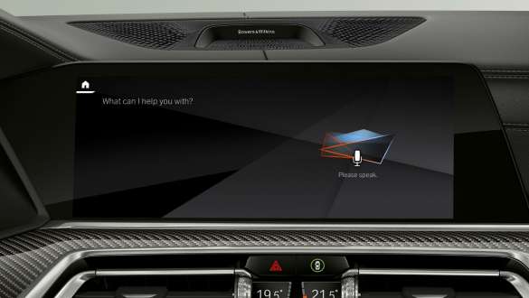 Head-Up Display mit BMW Intelligent Personal Assistant. BMW X6 Cockpit mit Blick auf BMW Intelligent Personal Assistant im Head-Up Display.