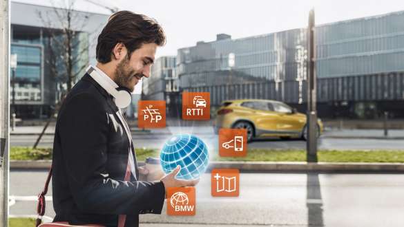 Mann hält das ConnectedPackage Professional. Mann hält das ConnectedPackage Professional in der Hand.