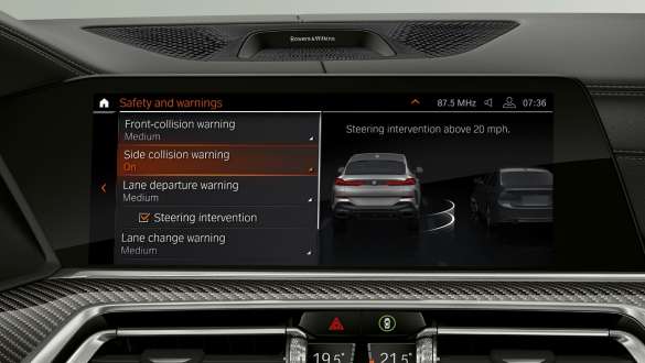 Head-Up Display mit Driving Assistant Professsional. BMW X6 Cockpit mit Blick auf Driving Assistant Professional im Head-Up Display.