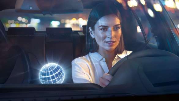 ConnectedDrive Services des BMW X6. Fahrerin wird von den ConnectedDrive Services des BMW X6 unterstützt.