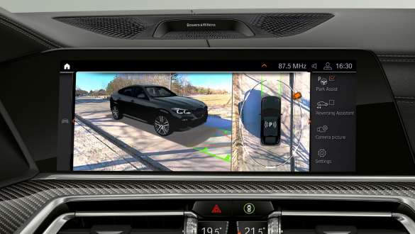 Head-Up Display mit Parking Assistant Plus. BMW X6 Cockpit mit Blick auf Parking Assistant Plus im Head-Up Display.