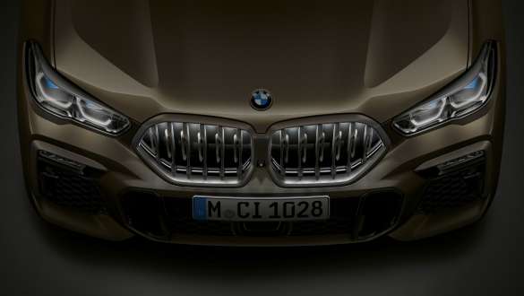 BMW X6 Front. Nahaufnahme BMW X6 Front mit BMW Niere ‘Iconic Glow’aus der Vogelperspektive.