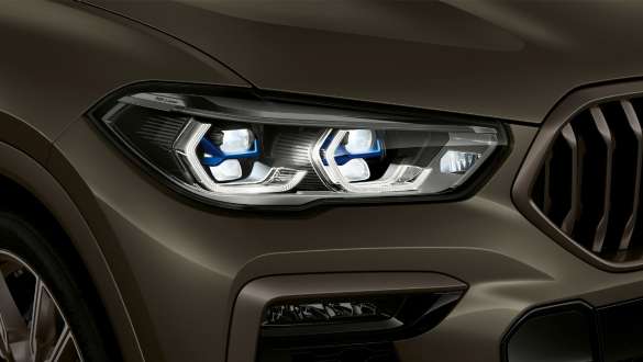 BMW Laserlicht. Nahaufnahme des BMW X6 mit Fokus auf das Laserlicht.