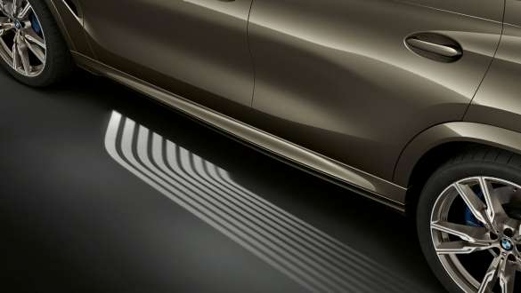 BMW Welcome Light Carpet. Seitenansicht des BMW X6 mit Fokus auf Welcome Light Carpet.