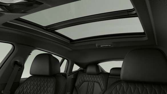 Das Panorama-Glasdach Sky Lounge. Interieur mit Nahaufnahme der Panorama-Glasdach Sky Lounge des BMW X6.