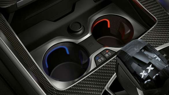 Temperierte Getränkehalter. Close-up des BMW Interieurs mit Fokus auf temperierte Getränkehalter.
