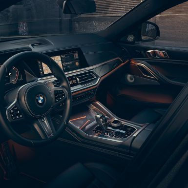 Cockpit mit Blick auf 12,3“ Displays. BMW X6 Cockpit mit Blick auf 12,3“ Displays.