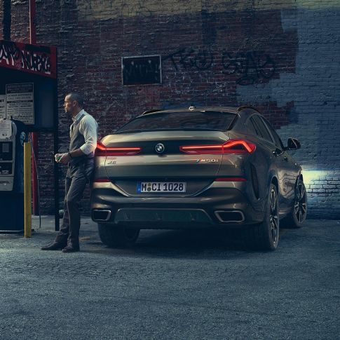 BMW X6 Heck. BMW X6 in Heckansicht vor urbaner Kulisse.