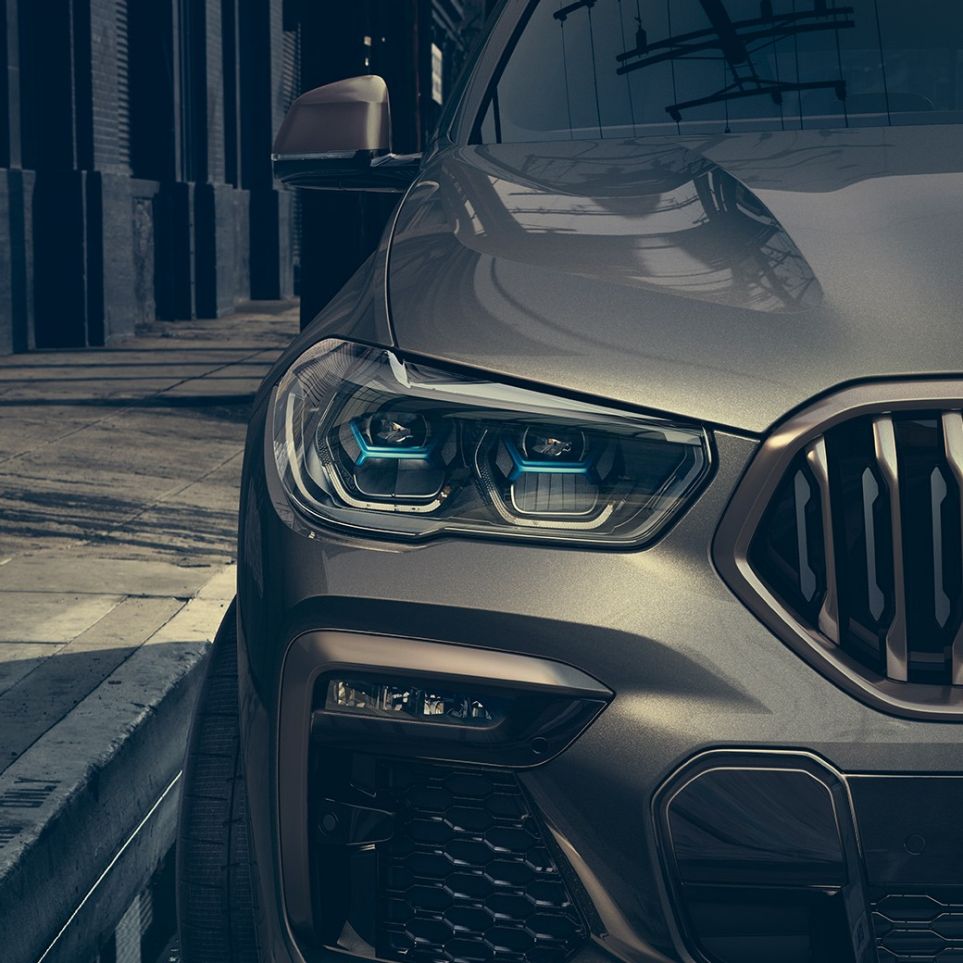 BMW Laserlicht. Nahaufnahme des BMW X6 mit Fokus auf das Laserlicht.