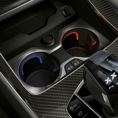 Temperierte Getränkehalter. Close-up des BMW Interieurs mit Fokus auf temperierte Getränkehalter.