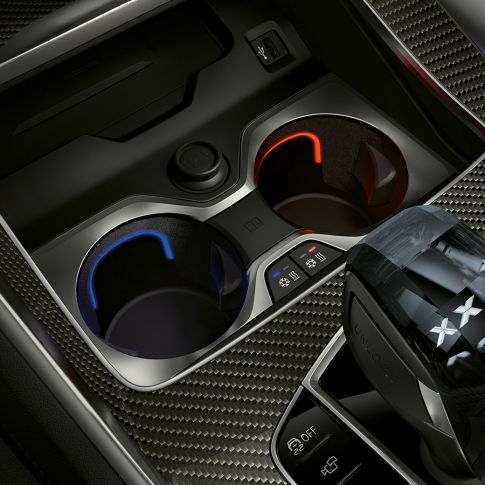 Temperierte Getränkehalter. Close-up des BMW Interieurs mit Fokus auf temperierte Getränkehalter.