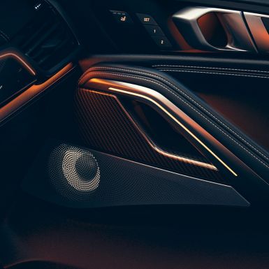 BMW X6 Lautsprecher. Close-up des BMW Interieurs mit Fokus auf Lautsprecherbox.