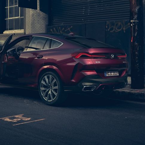 BMW X6 Individual Heckansicht. BMW X6 Individual stehend in Dreiviertel-Heck.