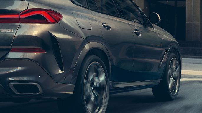 Adaptive M Fahrwerk Professional. Dreiviertel-Heckaufnahme des BMW X6.