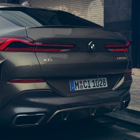 M Sportabgasanlage des BMW X6. Nahaufnahme der M Sportabgasanlage des BMW X6.