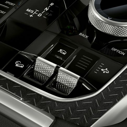 BMW X6 Mittelkonsole. Nahaufnahme des BMW X6 Interieur mit Blick auf Mittelkonsole.