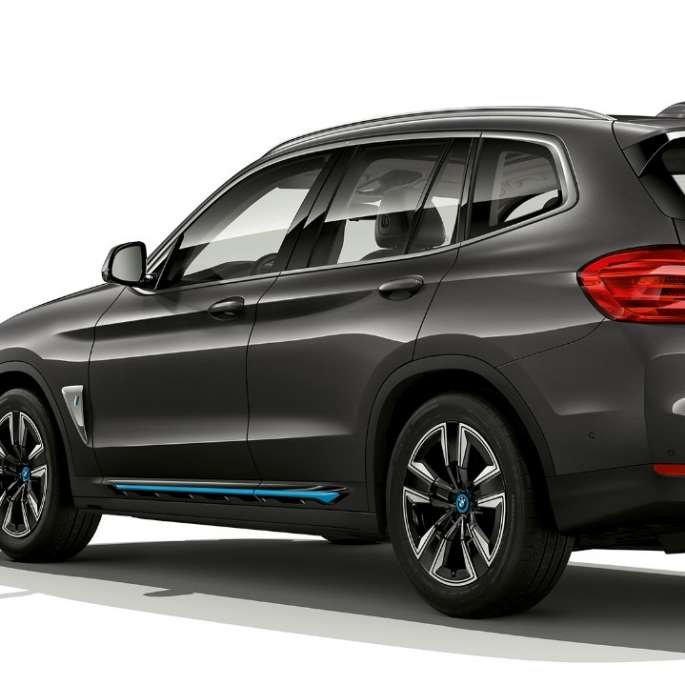 BMW iX3 G08 2020 Modell „Inspiring“ Dreiviertel-Heckansicht BMW iX3 G08 2020 Modell „Inspiring“ Sophistograu Brillianteffekt Dreiviertel-Heckansicht