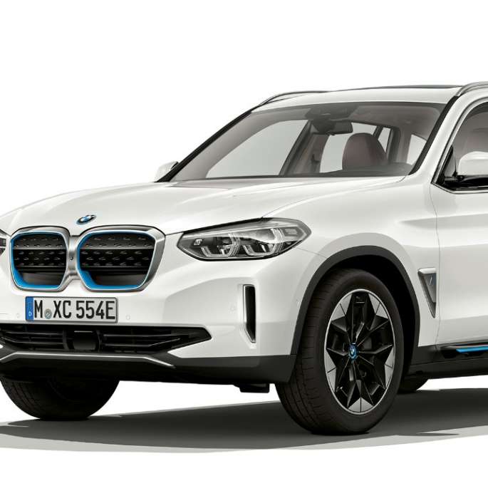 BMW iX3 G08 Modell „Impressive“ Dreiviertel-Frontansicht BMW iX3 G08 2020 Modell „Impressive“ Mineralweiß metallic Dreiviertel-Frontansicht