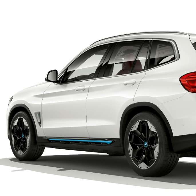 BMW iX3 G08 Modell „Impressive“ Dreiviertel-Heckansicht BMW iX3 G08 2020 Modell „Impressive“ Mineralweiß metallic Dreiviertel-Heckansicht