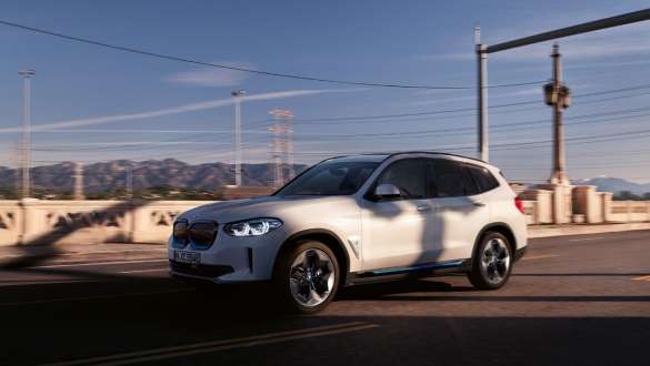 BMW IconicSounds Electric BMW iX3 G08 BMW IconicSounds Electric BMW iX3 G08 2020 Mineralweiß metallic fahrend auf Straße