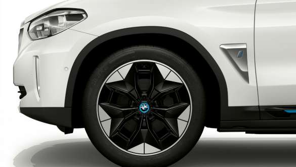 20" Aerodynamikräder 843 Bicolor BMW iX3 G08 20" Aerodynamikräder 843 Bicolor mit Mischbereifung BMW iX3 G08 2020 Mineralweiß metallic Nahaufnahme Rad