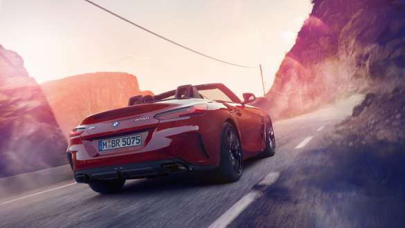 BMW Z4 Roadster variable Sportlenkung Fahrender BMW Z4 Roadster von hinten in den Bergen