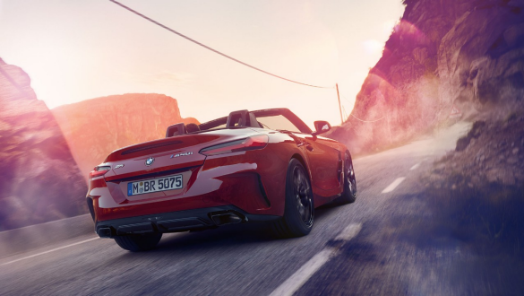 BMW Z4 Roadster variable Sportlenkung Fahrender BMW Z4 Roadster von hinten in den Bergen
