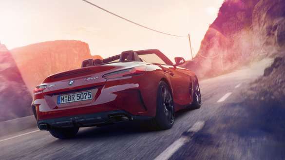BMW Z4 Roadster (G29) variable Sportlenkung Fahrender BMW Z4 Roadster (G29) von hinten in den Bergen
