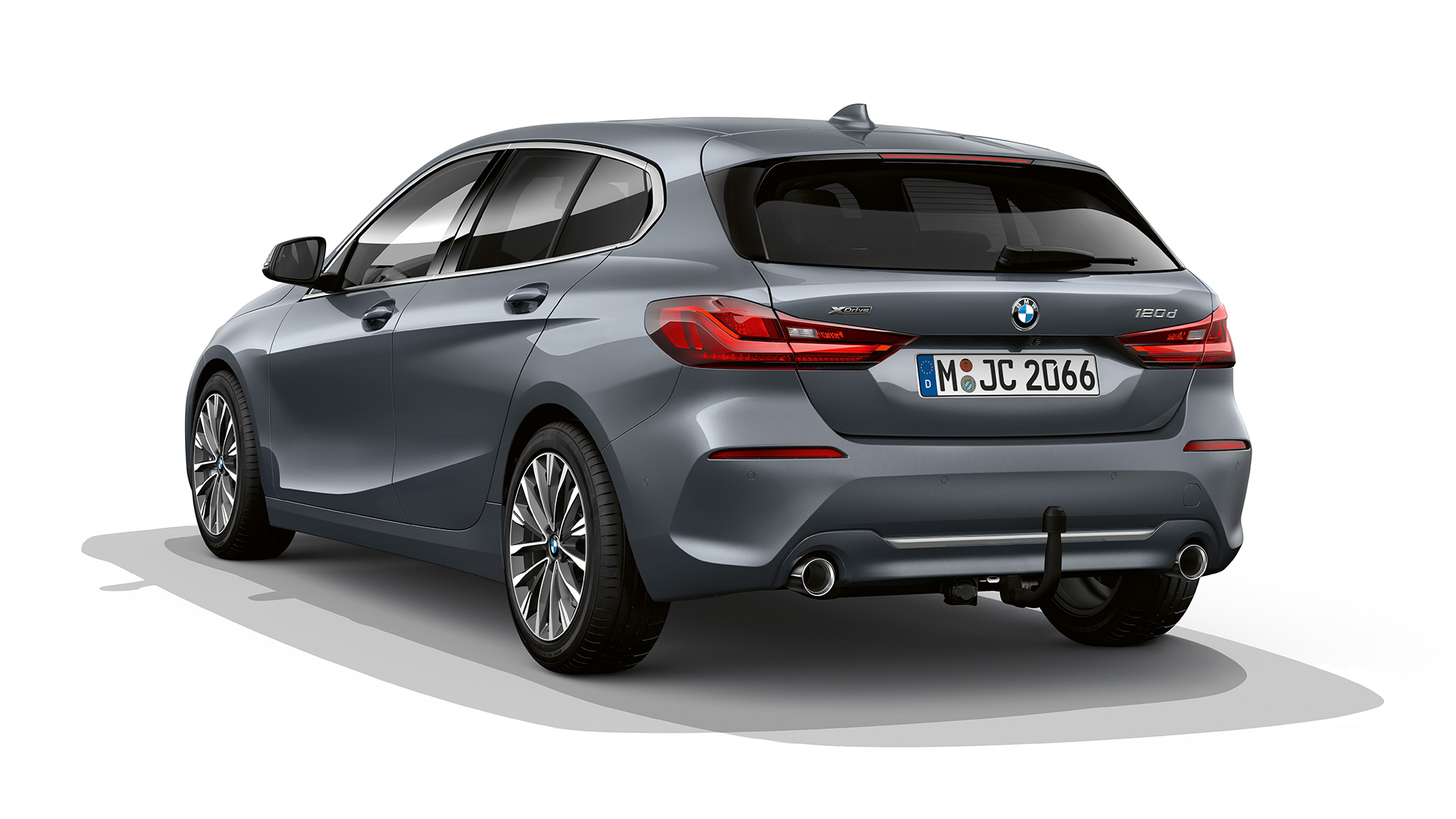 BMW 1er Modell Luxury Line, Dreiviertel-Heck. BMW 1er Modell Luxury Line in Storm Bay metallic, Studioaufnahme Dreiviertel-Heck.