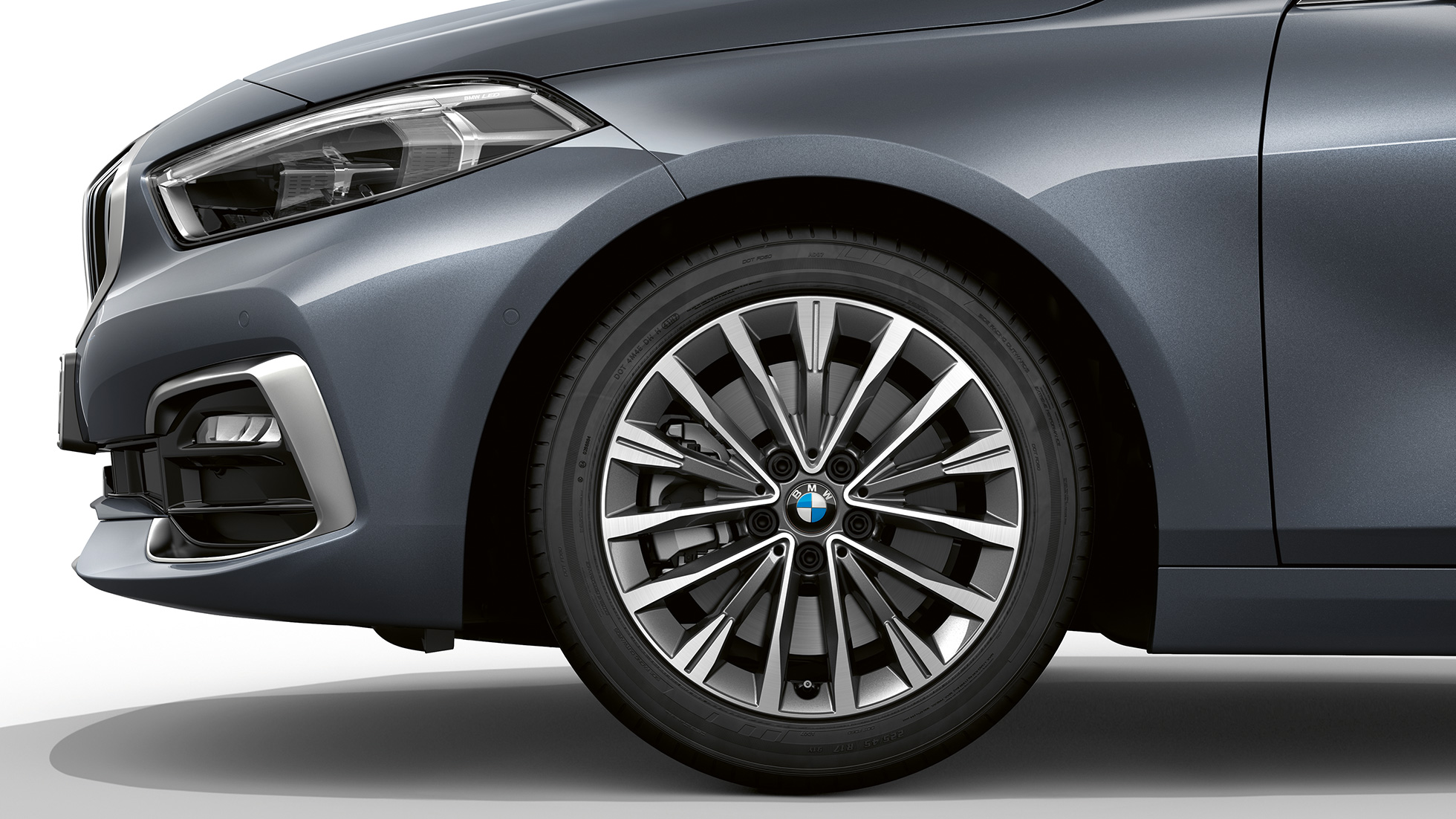 17'' Leichtmetallrad Vielspeiche 547. BMW 1er Modell Luxury Line in Storm Bay metallic, seitliche Front mit 17'' Leichtmetallrad Vielspeiche 547.