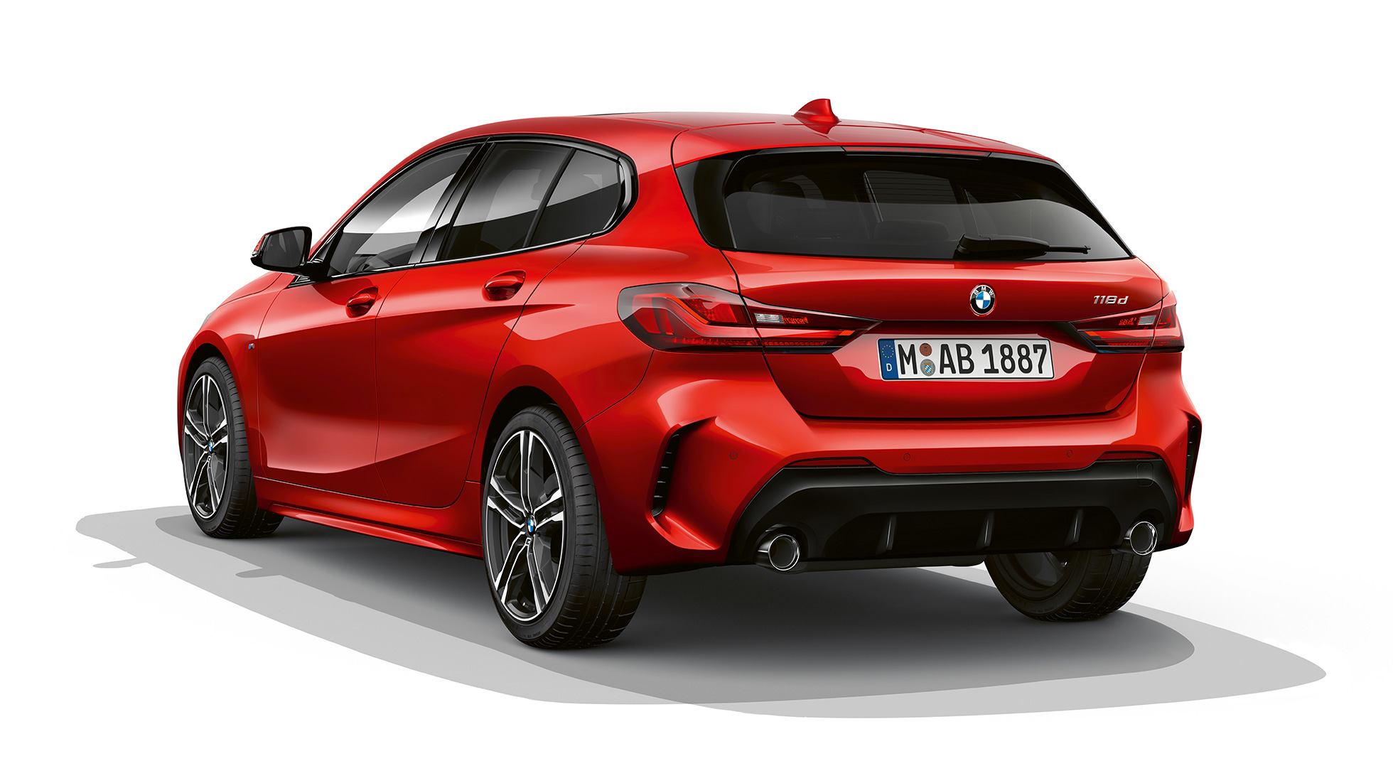 BMW 1er Modell M Sport, Dreiviertel-Heck. BMW 1er Modell M Sport in Melbourne Rot metallic, Studioaufnahme Dreiviertel-Heck.