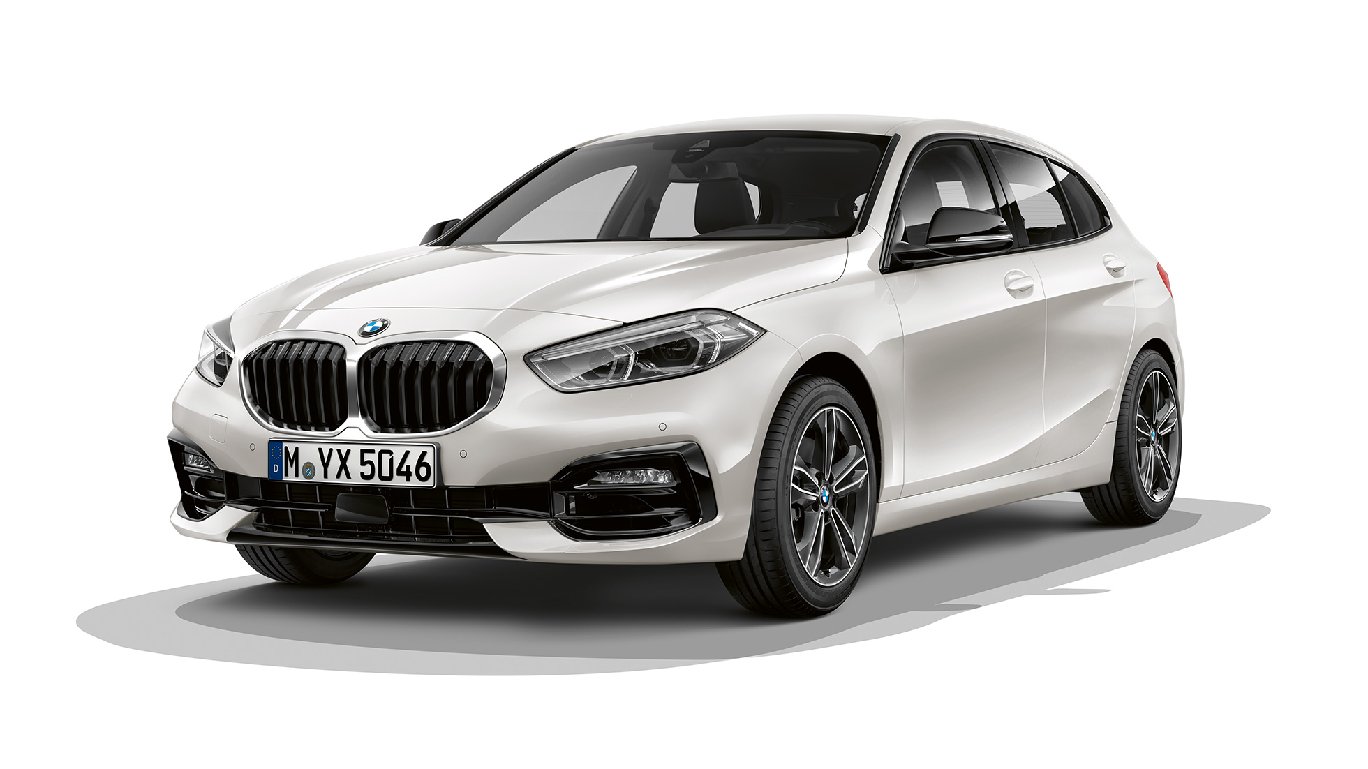 BMW 1er Modell Sport Line, Dreiviertel-Front. BMW 1er Modell Sport Line in Mineralweiss metallic, Studioaufnahme Dreiviertel-Front.